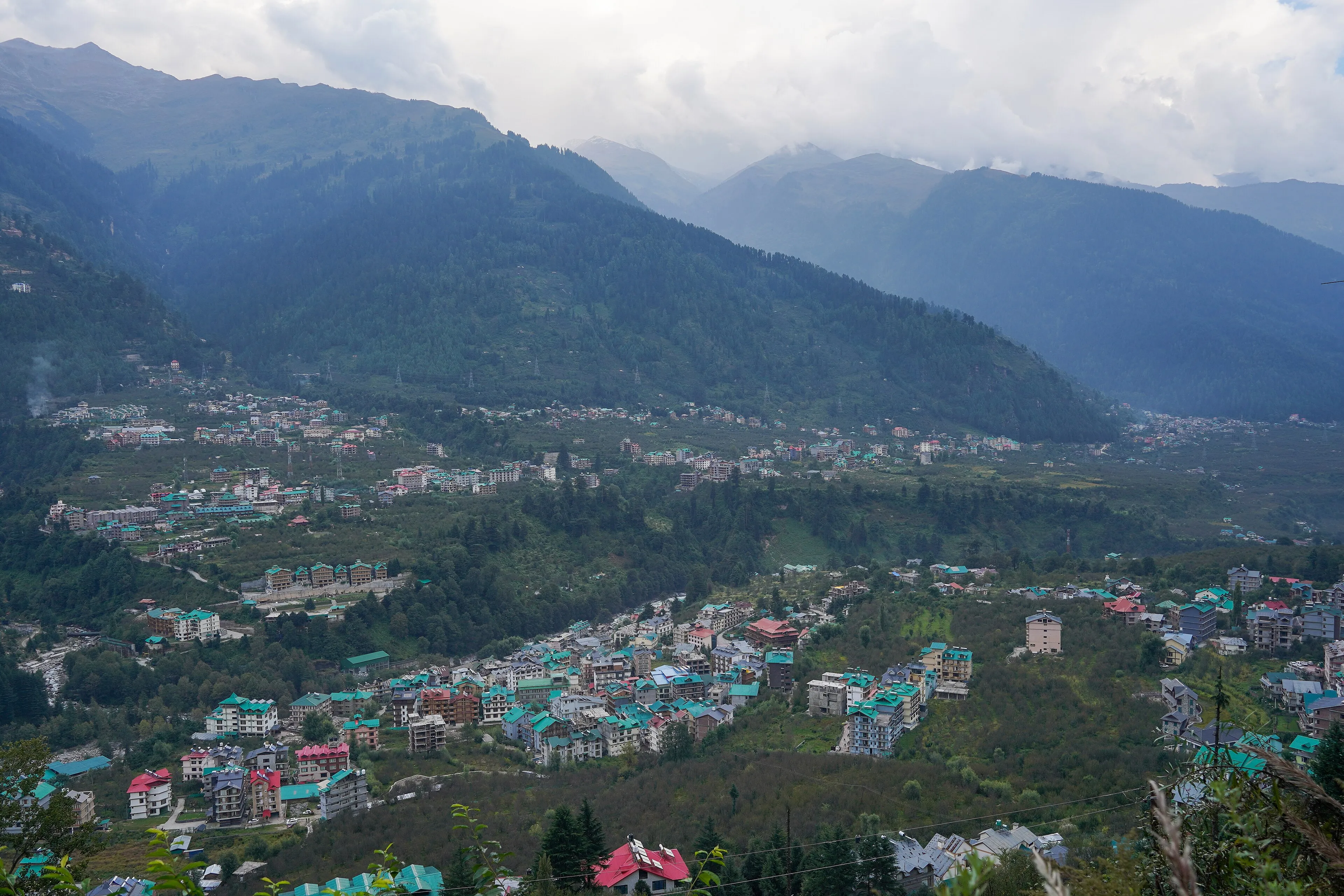 Mojilo travellers on a Himalayan trail in Himachal Pradesh